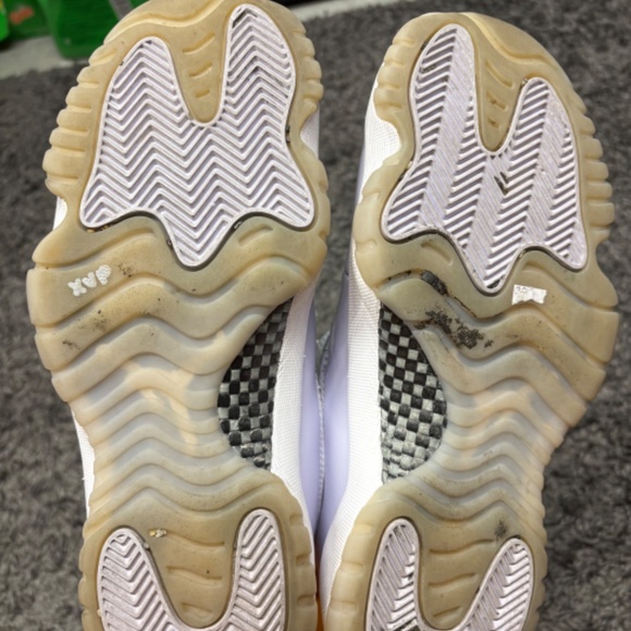 Air Jordan 11 Retro Low Pure Violet Women's Size 8.5 Pre-Owned, Great Condition - Picture 4 of 6